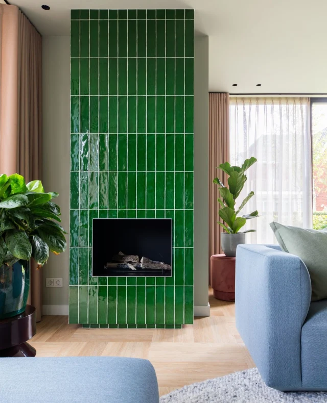 // PROJECT // Niet alleen de kleuren, maar zéker ook de materialen zorgen voor veel sfeer binnen onze projecten. In deze Rotterdamse gezinswoning kozen we bijvoorbeeld voor een diepgroene tegel met glans, een echt statement. 💚⁠
⁠
Door de haard volledig te bekleden met deze tegel ontstaat een opvallend element in de fijne living. In de eetkamer komt de tegel nog eens terug in ons maatwerk: we bedachten daar een koffienis in de wandkast uit eigen meubelmakerij. ☕Het Eikenhout, de zaagsnedes in ons maatwerk, de warme stoffen op de &Tradition bank en het tegeltje: een fijne combinatie van materialen! ✨⁠