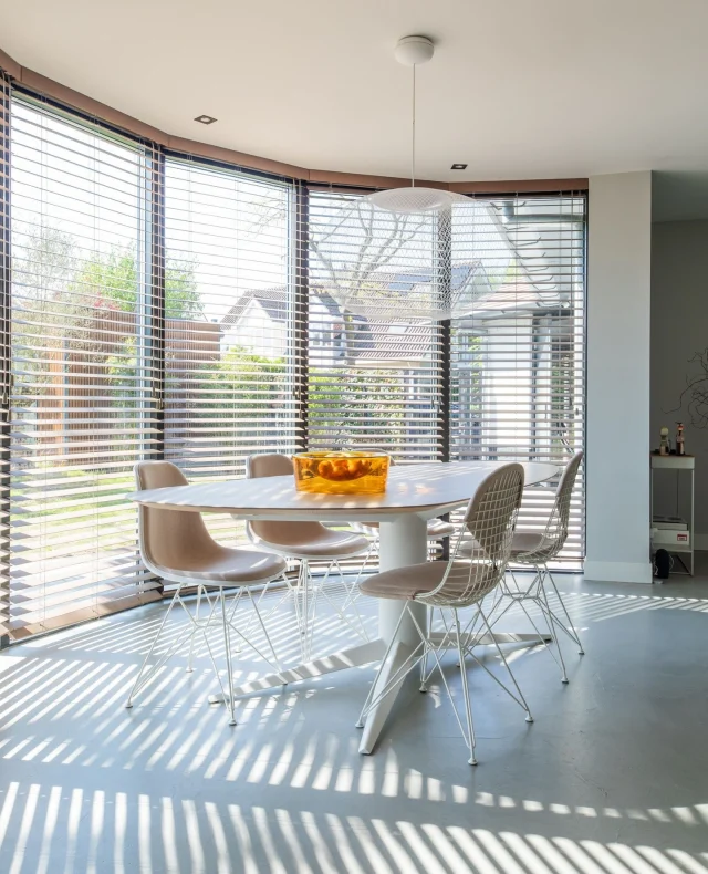 // EETKAMER // Hallo zon! ☀️ Een ronde erker met een overvloed aan daglicht, direct naast de keuken. Dé plek voor deze fijne eethoek. 🤩⁠
⁠
In deze fantastische, lichte woning zijn veel sfeervolle elementen te vinden, waaronder een grote, mooie pui. In de ronding die ontstaat passen de zachtroze Vitra-stoelen en een organisch gevormd blad op de Jump & Wave van Seuren perfect. Een mooi voorbeeld van meubels die de woning becomplimenteren... Een plaatje! 🥰