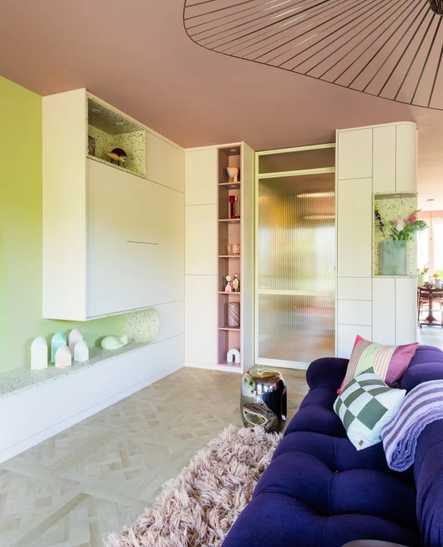 MAATWERK // Ieder meubelstuk is anders! Dat is het mooie van ons maatwerk uit eigen meubelmakerij. En in deze woning wel héél uniek; heb jij het bloemetjesfineer al gespot? 🌸⁠
⁠
Kleurrijk, eigenzinnig en sfeervol: in het huis van Carly mocht alles nét even anders. Zo ontwierp ons team een bijzondere wandkast rondom de deurpost, langs de keuken tot in de eetkamer. Dit zorgt voor de verbinding die de woning miste. ⁠
⁠
Onze meubelmakers gingen aan de slag met ronde hoeken, een speelse uitsparing en een prachtig fineer met échte gedroogde bloemetjes. Zelfs wij zien dat niet iedere dag! 😊