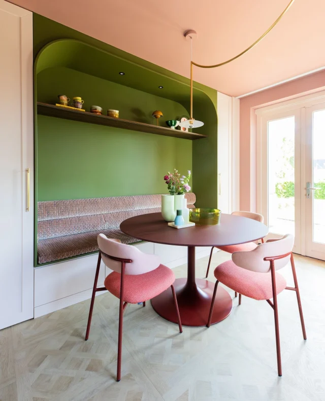 EETKAMER // Uitgesproken, uniek en sfeervol – in de woning van Carly mocht alles nét even anders. Haar moodboard vormde het perfecte vertrekpunt voor deze gezellige eetkamersetting. 🍽️⁠
⁠
Uit Carly's wens voor zowel opbergruimte als een knusse eethoek ontstond het idee voor een eetkamerbankje geïntegreerd in een wandkast. In dit eigen maatwerk werken we met kleur, structuur, patronen en vorm om het functionele een speelse twist te geven – en dat zorgt voor een flinke dosis sfeer!⁠
⁠
Ook het noemen waard is de Artifort-set: De mooie (en comfortabele!) Aloa-stoelen sluiten prachtig aan bij de bordeauxrode Clarion eetkamertafel. Wist je trouwens dat je die helemaal op kleur kunt samenstellen? Zo matchen hier de stoelpoten met die van de tafel. ❤️ Wij zijn fan!