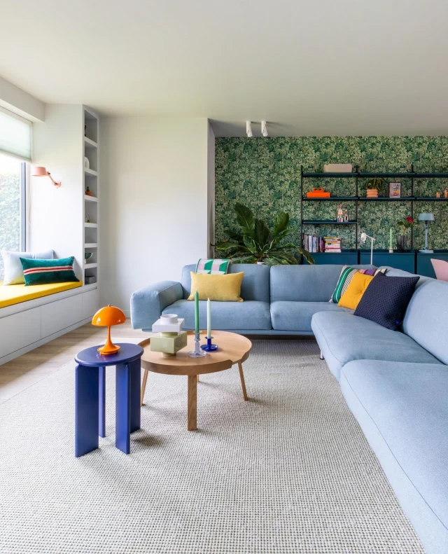 // WOONKAMER // Een nieuw huis zónder het gedoe van kopen of verkopen: voor Yvonne en Jasper gooiden we de hele indeling om. Met een heerlijke ruime zitkamer als resultaat! 🛋️✨⁠
⁠
Waar bij de meeste buren de keuken zit, bedacht ons ontwerpteam hier juist de woonkamer. Voor dit grote gezin van 7 is er veel ruimte nodig en de voorkant van het huis maakt de ideale plek voor de living. ⁠
⁠
Met een heerlijk grote bank, toffe blauwe poef en gezellige zitnis (uit eigen meubelmakerij!) met zicht op de tuin is er plek voor iedereen. Perfect voor een avondje met het gezin! 🕯️