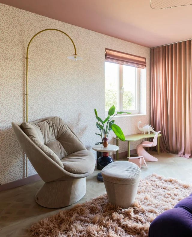// WOONKAMER // Wat een heerlijke mix van kleuren, patronen, structuren én materialen in deze ruimte! 😍 Het moodboard van Carly gaf ons ontwerpteam alle vrijheid om te spelen – en dat hebben we gedaan. Wat een feest! 🥳⁠
⁠
Voor Carly verzorgden we de indeling, het maatwerk, de meubels, verlichting én het volledige kleur- en materialenplan. 🎨 En dat totaalplaatje loont! ⁠
⁠
De kleur op het plafond zorgt voor geborgenheid en verbinding, doordat deze terugkomt op de plinten en kozijnen - fijn bij een uitgebreid palet. ⁠Dit, samen met de structuren van het wollige kleed, de tegels en het zachte dekbedje van de Montis-fauteuil maken een knusse zitplek naast het kinderhoekje. 🐘