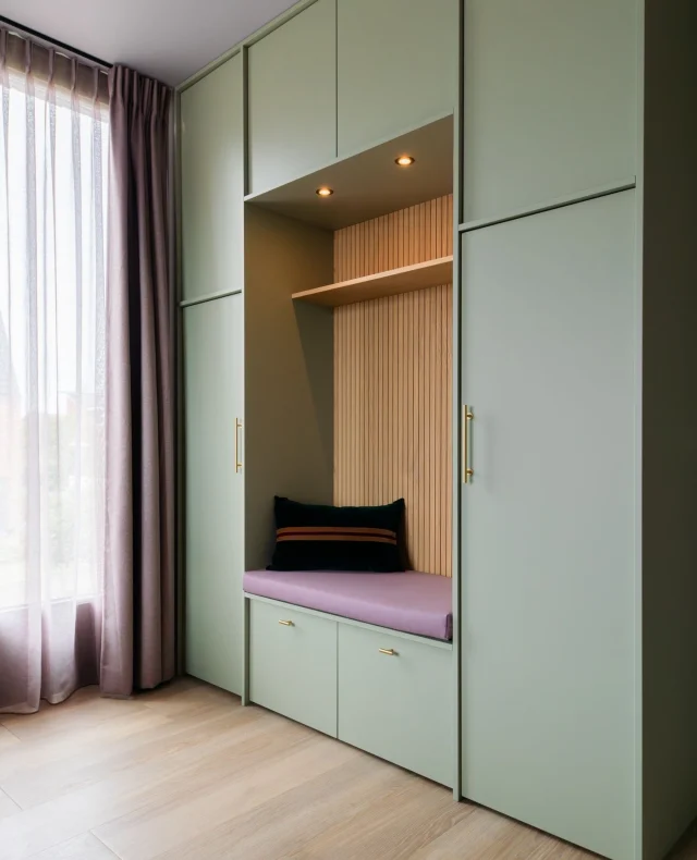 // SLAAPKAMER // Een heerlijk luxe master bedroom met frisse kleuren, warme materialen. Én volop opbergruimte dankzij de kastenwand uit onze meubelmakerij. 🤩⁠
⁠
In deze slaapkamer ligt de focus op opbergruimte, met een luxe gevoel. We bouwden een wandkast met details zoals messing greepjes, ribbelglas en een zitnis. Naast maatwerk pasten we producten uit onze winkels toe, zoals het wollen kleed, kleurrijke nachtkastjes, structuurbehang en dat leuke bankje, voor een knusse sfeer. ✨⁠