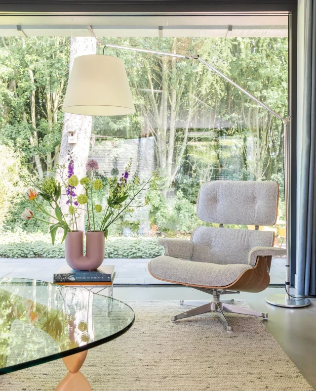 // WOONKAMER // Wat een plaatje: de Vitra Eames Lounge Chair in een zachte bouclé, voor een waanzinnig raam met uitzicht op bos. 🌳 Een prachtige plek voor een prachtige fauteuil!⁠ 🤩 ⁠
⁠
Door het grote raam bepaalt het seizoen de sfeer; aan ons de taak om dit beeld aan te vullen. Door te werken met zachte kleuren ontstaat een fijne, rustige en sfeervolle setting. Er is gekozen voor mooie, tijdloze items van Montis, Vitra en Perletta - favoriete merken uit onze shop. ✨️